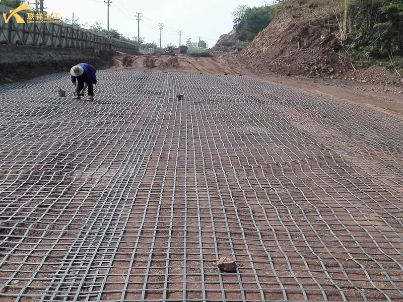 The Laying Of Steel-Plastic Composite Geogrid Is Completed