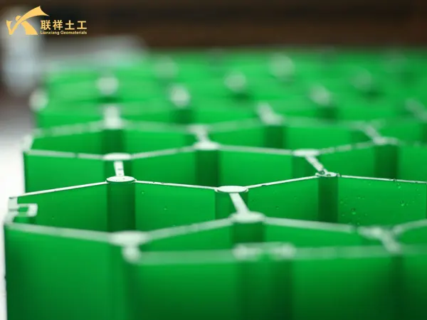 5cm Grass Grid Reinforcement Column Display